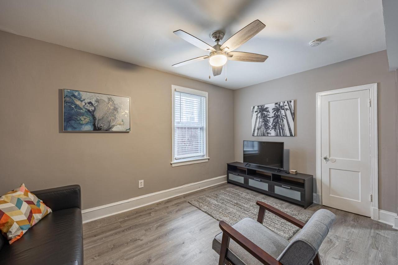 Modern Updated Near Downtown Apartment Washington